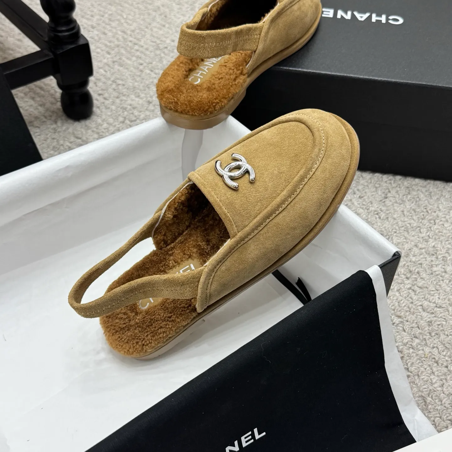 👟👟Ex-factory price 600👟👟 Classic model 🇨🇳ChaneL 25K Teddy fur loafers Simple and high-end design, super versatile! Double C logo embellishment! Imported suede has the texture of natural animal leather visible to the naked eye! The top version is stress-free when entering and exiting the cabinet. It has a bookish texture on the feet and feels great on the feet. Versatile item. ✅Upper: Customized imported suede. ✅Inner lining: imported lamb wool. ✅Outsole: imported genuine leather. ✅Size: 35-40. ✅Comes with a full set of packaging.